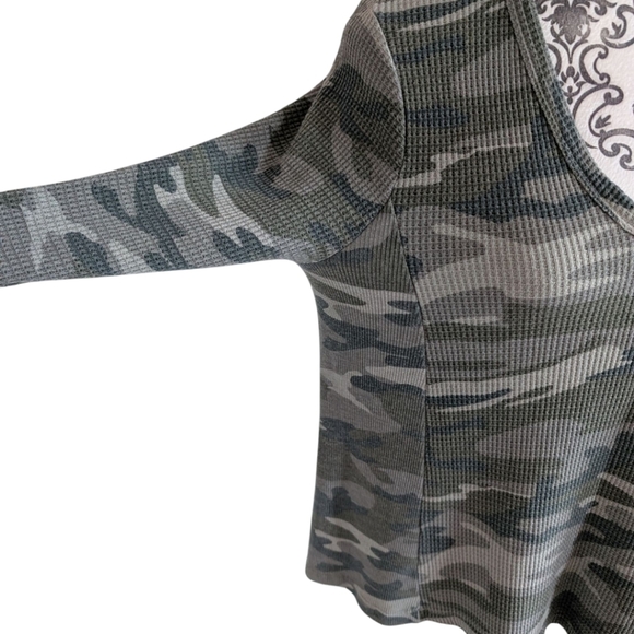 t.la Anthropologie Vicky Thermal Waffle Top Camoflauge Green V Neck Women's S - Picture 7 of 13
